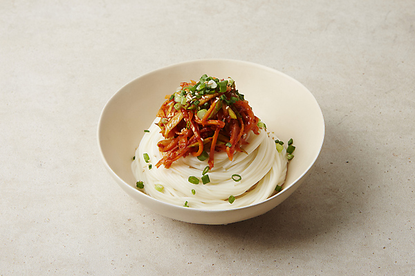 포토 JPG 양파 오이 사람없음 당근 깨 쪽파 비빔국수 소면 베이지색배경 국내포토 백그라운드 채소 식재료 뿌리채소 면류 조미료 국수 파 베이지색 파일형식