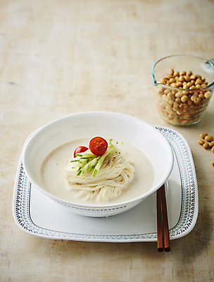 포토 JPG 방울토마토 오이 콩 사람없음 국수 메주콩 베이지색 콩국수 국내포토 한식 음식 컬러 토마토 채소 여름음식 곡류 면류 파일형식