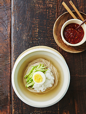 포토 JPG 오이 사람없음 계란 고명 양념 무 냉면 물냉면 나무배경 국내포토 한식 백그라운드 채소 여름음식 뿌리채소 알 파일형식