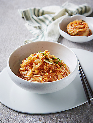 포토 JPG 한식 회색배경 김치 사람없음 아웃포커스 비빔국수 국내포토 음식 백그라운드 촬영기법 회색 국수 파일형식