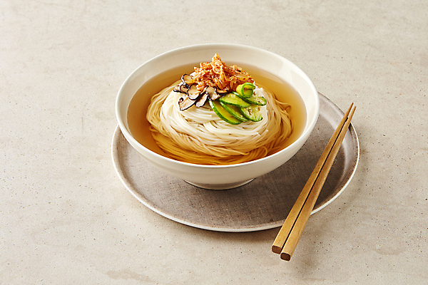 포토 한식 음식 백그라운드 호박 국수 베이지색 파일형식 고명 베이지색배경 잔치국수 김치 애호박 버섯 JPG 사람없음 국내포토