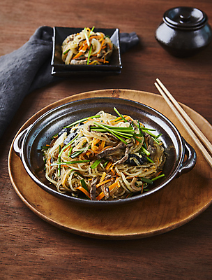 포토 JPG 사람없음 부추 표고버섯 당면 잡채 나무배경 국내포토 음식 백그라운드 채소 버섯 파일형식