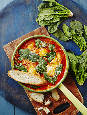 포토 JPG 치즈 사람없음 계란 바게트 계란요리 파란배경 시금치 토마토소스 국내포토 빵 백그라운드 채소 유제품 요리 파란색 알 소스_음식 파일형식