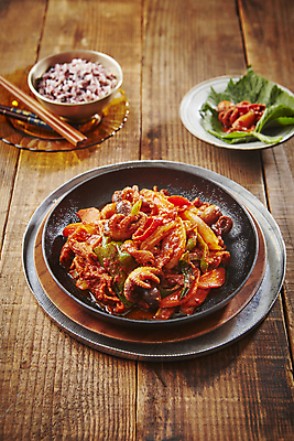 포토 JPG 밥 사람없음 고추장 깻잎 주꾸미 쭈꾸미볶음 나무배경 국내포토 음식 백그라운드 채소 연체동물 수중동물 양념 볶음 파일형식