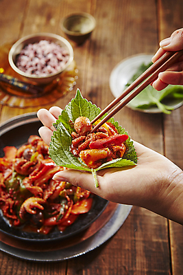 포토 JPG 손 젓가락 밥 들기 아웃포커스 신체부위 쌈 깻잎 주꾸미 쭈꾸미볶음 나무배경 국내포토 음식 백그라운드 채소 모션 연체동물 촬영기법 수저 사람 수중동물 볶음 파일형식