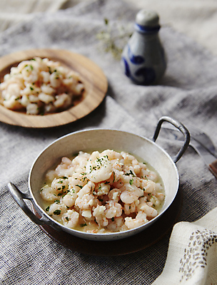 포토 JPG 새우 파슬리 사람없음 아웃포커스 올리브오일 새우요리 다진마늘 감바스 국내포토 음식 채소 촬영기법 갑각류 기름_음식 스페인음식 파일형식