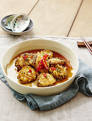 포토 JPG 반찬 사람없음 홍고추 간장 전복 전복요리 나무배경 국내포토 음식 백그라운드 고추 어패류 양념 파일형식