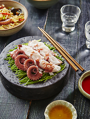 포토 JPG 사람없음 안주 문어 부추 소주 초고추장 문어숙회 나무배경 국내포토 백그라운드 채소 연체동물 주류 수중동물 양념 숙회 파일형식