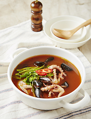 포토 JPG 사람없음 홍고추 홍합 낙지 매운탕 미나리 낙지매운탕 나무배경 국내포토 백그라운드 채소 고추 어패류 연체동물 수중동물 탕 파일형식