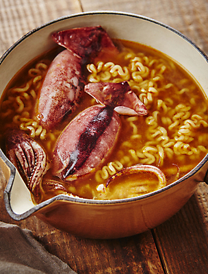 포토 백그라운드 연체동물 수중동물 라면 오징어 파일형식 나무배경 해물라면 JPG 사람없음 통오징어 국내포토