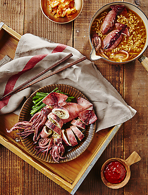 포토 JPG 사람없음 오징어 찜 오징어순대 해물라면 나무배경 통오징어 국내포토 음식 백그라운드 연체동물 수중동물 라면 순대 파일형식