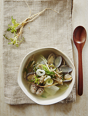 포토 JPG 사람없음 국 국물 냉이 바지락 베이지색배경 국내포토 음식 백그라운드 채소 조개 베이지색 파일형식