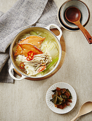 포토 한식 음식 백그라운드 채소 버섯 게 탕 베이지색 파일형식 반찬 꽃게탕 베이지색배경 꽃게 배추 팽이버섯 국물 JPG 사람없음 해산물 국내포토