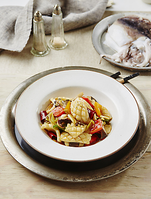 포토 JPG 파프리카 사람없음 오징어 오징어볶음 나무배경 국내포토 백그라운드 채소 연체동물 수중동물 볶음 파일형식