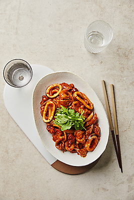 포토 JPG 사람없음 오징어 매움 삼겹살 미나리 오징어불고기 베이지색배경 오삼불고기 국내포토 백그라운드 채소 연체동물 돼지고기 수중동물 맛 불고기 베이지색 파일형식