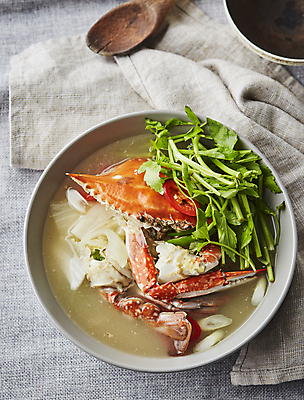 포토 JPG 회색배경 사람없음 꽃게 해산물 국물 미나리 꽃게탕 국내포토 한식 음식 백그라운드 채소 회색 게 탕 파일형식