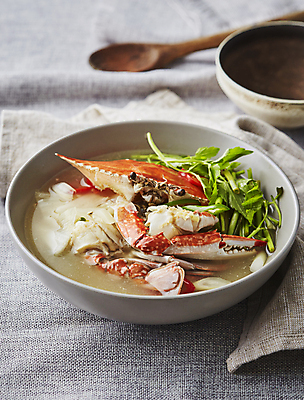 포토 JPG 회색배경 사람없음 아웃포커스 꽃게 해산물 국물 미나리 꽃게탕 국내포토 한식 음식 백그라운드 채소 촬영기법 회색 게 탕 파일형식