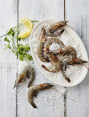 포토 JPG 새우 파슬리 사람없음 레몬 대하 흰배경 소금 나무배경 국내포토 백그라운드 채소 과일 갑각류 흰색 파일형식