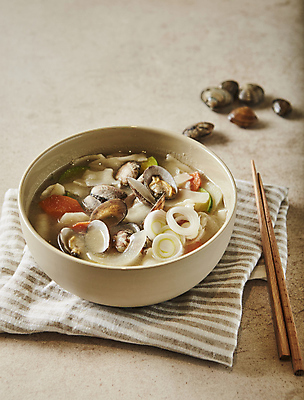 포토 JPG 사람없음 아웃포커스 바지락 수제비 베이지색배경 국내포토 백그라운드 조개 촬영기법 베이지색 파일형식