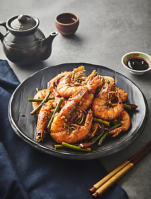 포토 JPG 회색배경 새우 사람없음 대하 새우튀김 새우요리 마늘종 국내포토 음식 줄기 백그라운드 마늘 갑각류 회색 튀김 파일형식