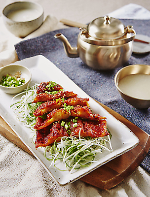 포토 JPG 한식 사람없음 고추장 막걸리 쪽파 파채 황태 황태구이 막걸리잔 국내포토 음식 술잔 주류 어류 양념 생선구이 파 파일형식