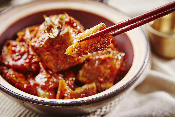 포토 JPG 한식 젓가락 들기 근접촬영 사람없음 아웃포커스 매움 생선요리 코다리 코다리조림 국내포토 음식 뷰포인트 모션 촬영기법 수저 어류 맛 조림 파일형식