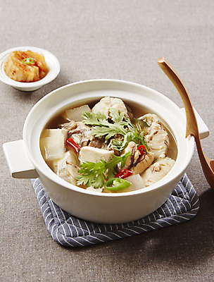 포토 JPG 한식 회색배경 사람없음 무 두부 쑥갓 동태 동태탕 국내포토 음식 백그라운드 채소 뿌리채소 회색 탕 파일형식