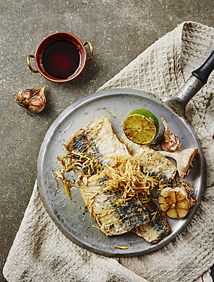 포토 JPG 회색배경 마늘 사람없음 라임 생선구이 삼치 삼치구이 통마늘 국내포토 백그라운드 채소 과일 회색 구이 생선요리 파일형식