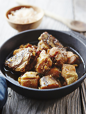 포토 JPG 밥 반찬 사람없음 아웃포커스 간장 코다리 나무배경 코다리조림 국내포토 음식 백그라운드 촬영기법 어류 양념 조림 파일형식