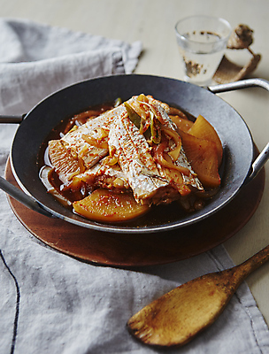 포토 JPG 사람없음 아웃포커스 무 조림 갈치 갈치조림 국내포토 음식 뿌리채소 촬영기법 어류 파일형식