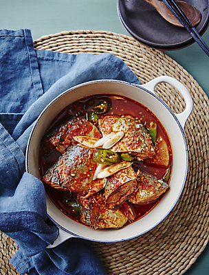 포토 JPG 사람없음 무 매움 파란배경 고등어 고등어조림 고춧가루 국내포토 백그라운드 뿌리채소 어류 파란색 맛 가루 조림 파일형식