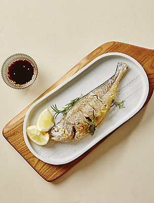 포토 JPG 사람없음 레몬 간장 생선구이 로즈메리 굴비 조기구이 베이지색배경 조기_생선 국내포토 백그라운드 과일 어류 양념 구이 허브 생선요리 베이지색 파일형식