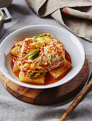 포토 JPG 회색배경 사람없음 무 매움 갈치 갈치조림 청양고추 국내포토 백그라운드 고추 뿌리채소 어류 회색 맛 조림 파일형식