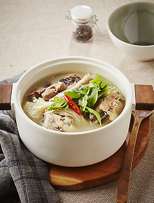 포토 JPG 사람없음 생태 국 풋고추 미나리 동태 동태탕 베이지색배경 국내포토 음식 백그라운드 채소 고추 탕 베이지색 파일형식