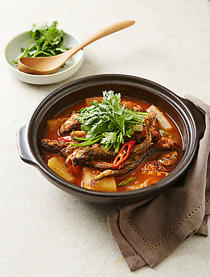 포토 음식 백그라운드 채소 고추 뿌리채소 어류 맛 탕 베이지색 파일형식 베이지색배경 굴비 무 홍고추 쑥갓 전골 매운탕 JPG 사람없음 국내포토 매움