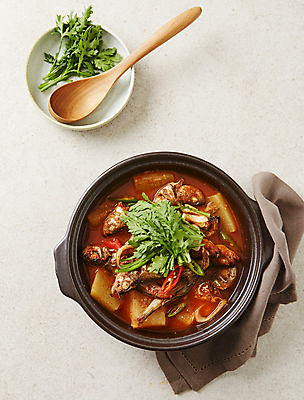 포토 JPG 사람없음 무 매움 홍고추 전골 쑥갓 매운탕 굴비 베이지색배경 국내포토 음식 백그라운드 채소 고추 뿌리채소 어류 맛 탕 베이지색 파일형식