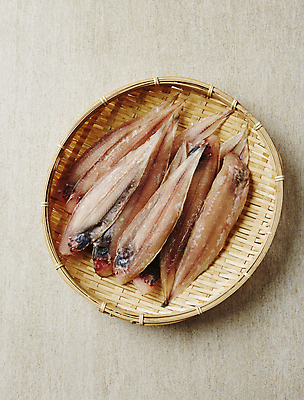 포토 JPG 사람없음 담기 대나무소쿠리 말린생선 베이지색배경 박대 국내포토 백그라운드 모션 어류 베이지색 파일형식