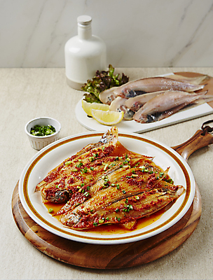 포토 JPG 사람없음 매움 생선조림 베이지색배경 박대 국내포토 백그라운드 어류 맛 조림 베이지색 파일형식