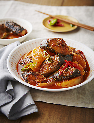 포토 JPG 반찬 사람없음 아웃포커스 무 매움 고등어 고등어조림 나무배경 국내포토 음식 백그라운드 뿌리채소 촬영기법 어류 맛 조림 파일형식