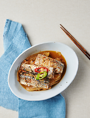 포토 JPG 한식 회색배경 김치 사람없음 꽁치 꽁치조림 국내포토 음식 백그라운드 어류 회색 조림 파일형식