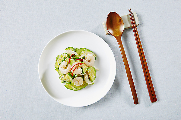 포토 JPG 한식 반찬 새우 수저 사람없음 흰배경 볶음 홍고추 깨 애호박 호박볶음 국내포토 식기 음식 백그라운드 식재료 고추 호박 갑각류 흰색 조미료 파일형식