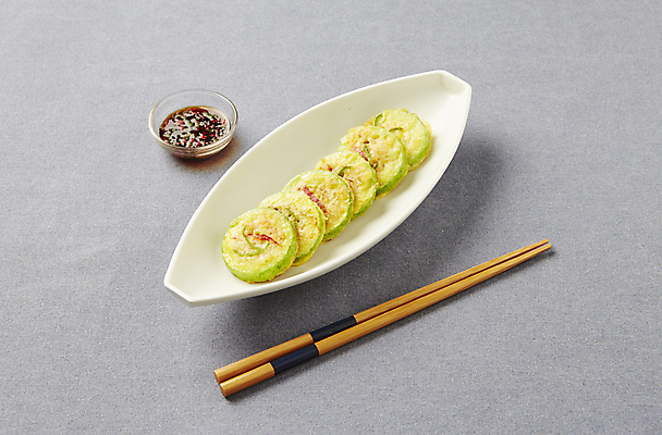 포토 JPG 젓가락 회색배경 사람없음 고명 홍고추 간장 애호박 애호박전 국내포토 백그라운드 고추 호박 수저 회색 양념 호박전 파일형식