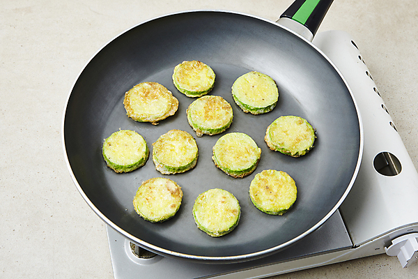 포토 JPG 반찬 사람없음 프라이팬 전 버너 애호박 부침 호박전 베이지색배경 애호박전 국내포토 음식 백그라운드 호박 주방용품 베이지색 파일형식