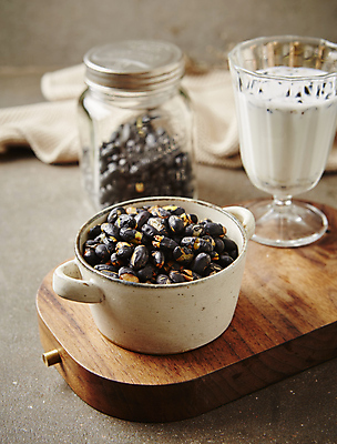 포토 JPG 사람없음 아웃포커스 볶음 검은콩 두유 서리태 베이지색배경 국내포토 음식 백그라운드 콩 촬영기법 베이지색 파일형식