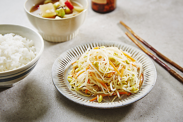 포토 JPG 한식 회색배경 밥 반찬 사람없음 아웃포커스 콩나물 콩나물무침 국내포토 음식 백그라운드 채소 촬영기법 회색 나물 무침 파일형식