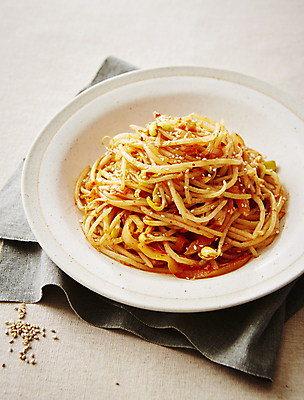 포토 JPG 한식 반찬 사람없음 콩나물 고춧가루 콩나물무침 베이지색배경 국내포토 음식 백그라운드 채소 가루 나물 무침 베이지색 파일형식