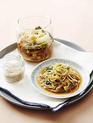 포토 JPG 고추 양파 사람없음 간장 깨 콩나물 절임 베이지색배경 국내포토 음식 백그라운드 채소 식재료 양념 조미료 나물 베이지색 파일형식