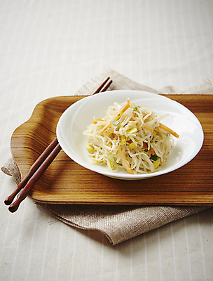 포토 JPG 한식 회색배경 반찬 사람없음 콩나물 콩나물무침 국내포토 음식 백그라운드 채소 회색 나물 무침 파일형식