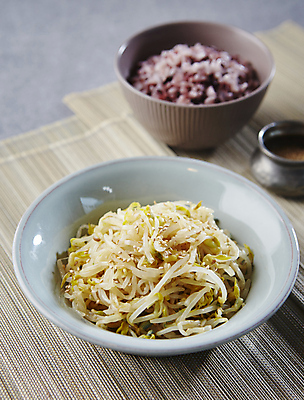 포토 JPG 한식 회색배경 반찬 사람없음 아웃포커스 볶음 깨 콩나물 흑미밥 콩나물볶음 국내포토 음식 백그라운드 채소 식재료 밥 촬영기법 회색 조미료 나물 파일형식