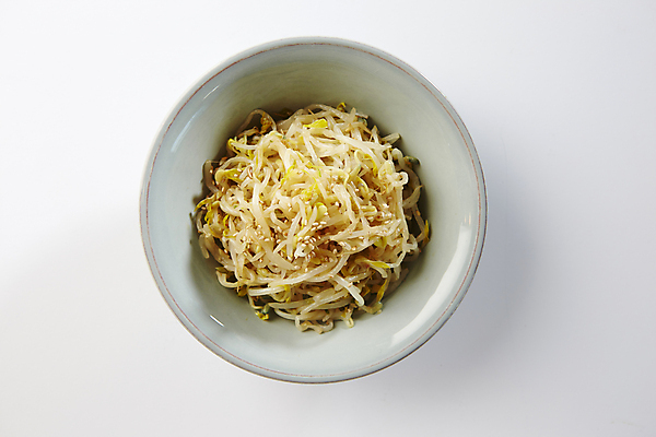 포토 JPG 한식 반찬 사람없음 흰배경 볶음 깨 콩나물 콩나물볶음 국내포토 음식 백그라운드 채소 식재료 흰색 조미료 나물 파일형식